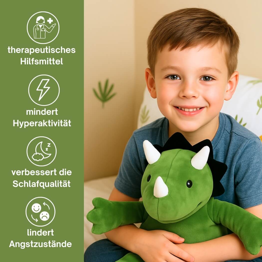 Ein lächelnder Junge hält ein therapeutisches Kuscheltier mit Gewicht, dargestellt mit Vorteilen: beruhigend, schlaffördernd, ideal bei Hyperaktivität und Angstzuständen.